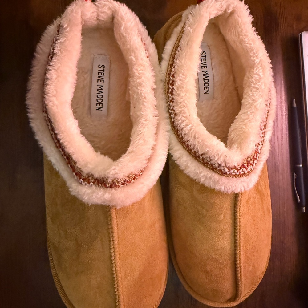 Steve Madden Cream Fuzzy Slippers